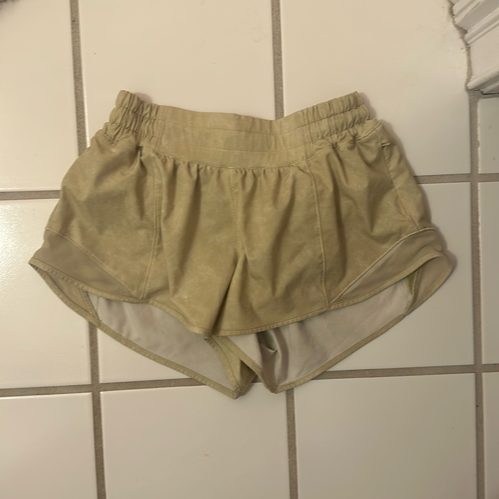 Size 4 lulu lemon hotty hot shorts low rise 2.5 length